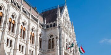 Hongaarse vertrekprocedure bij Internationaal Strafhof start in Parlement