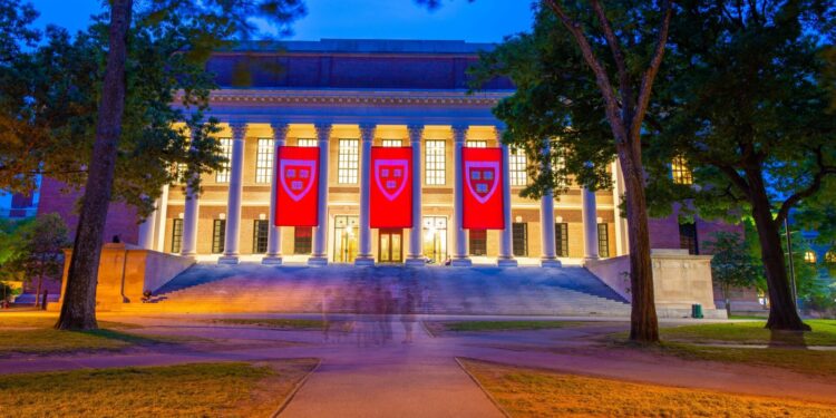 Trump trekt zich terug uit Harvard: politieke spelletjes of principiële standpunt?