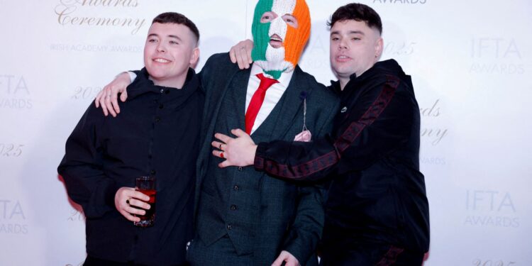 Britse rapper van knieschijfband beschuldigd van terrorisme in Ierland