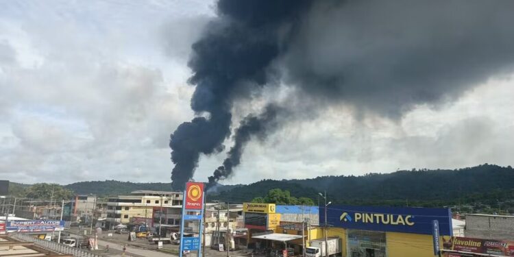 Brand legt grootste olieraffinaderij in Ecuador plat: preventieve maatregelen falen.