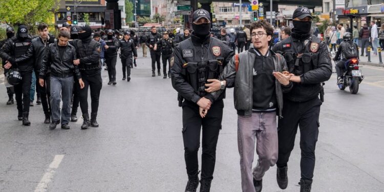 Grote politieactie tijdens 1 mei viering in Constantinopel