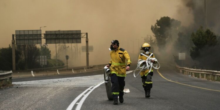 Frankrijk helpt Israëlische brandweer met bestrijden van branden