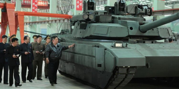 Kim Jong Un leidt rond in Noord-Koreaanse Battle Tanks Factory