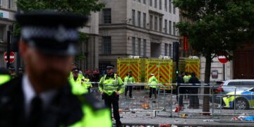 Auto rijdt in op voetgangers tijdens teamparade in Liverpool