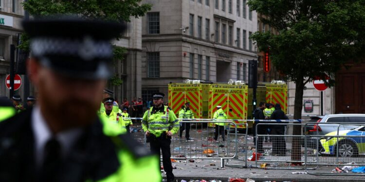 Auto rijdt in op voetgangers tijdens teamparade in Liverpool
