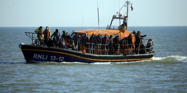 Scheepswrak met immigranten: één dode en 60 redders in het Kanaal