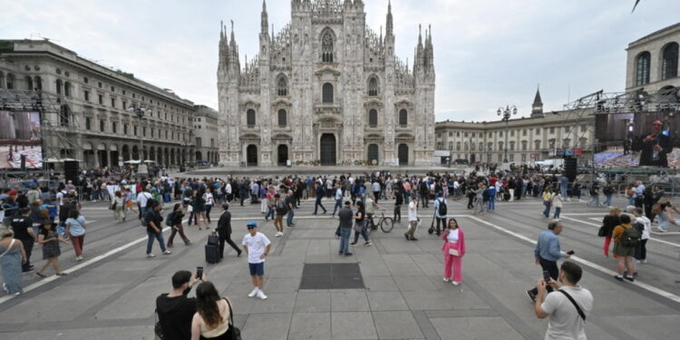 Zelfmoord door val uit duyo van Milaan