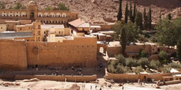 Monniken rouwen en bidden voor behoud Sinai-klooster