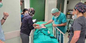 Twee kinderen ondergaan succesvolle niertransplantaties