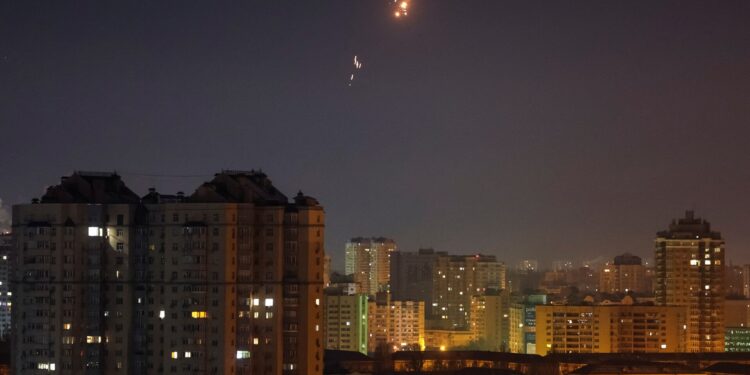 Russische aanval op Kyiv: 14 gewonden bij bombardementen