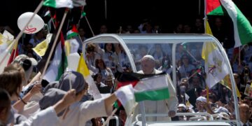 Pauselijk voertuig wordt humanitair hulptransport in Gaza.