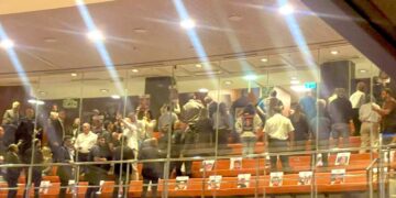 Families van gijzelaars keren Netanyahu de rug toe in Kneset-speech