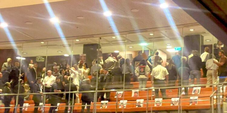 Families van gijzelaars keren Netanyahu de rug toe in Kneset-speech