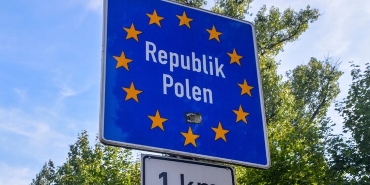 Tusk dreigt met grensafsluiting als Duitsland immigranten naar Polen blijft sturen