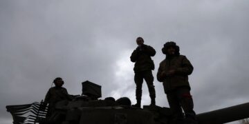 Russische aanval op bus in Sumi eist minstens 8 levens.