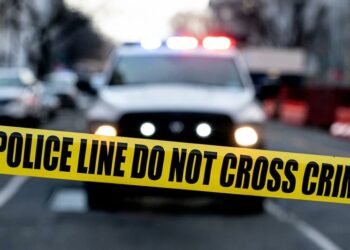 Klein vliegtuig crasht in San Diego, verwoest huizen en auto’s