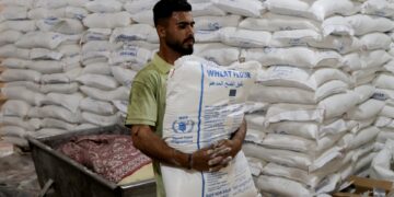 Plundering van vijftien vrachtwagens voedselhulp in Gaza.