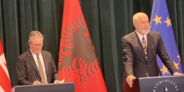 Starmer landt abrupt in Tirana voor migratieverklaringen