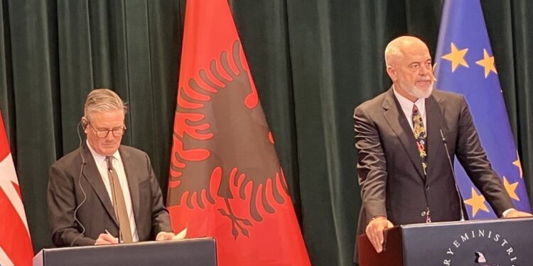 Starmer landt abrupt in Tirana voor migratieverklaringen