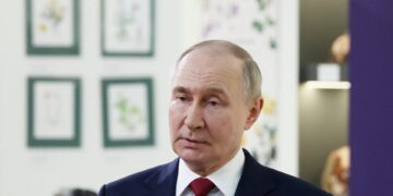 Poetin eist schriftelijke toewijding NAVO en dreigt met sancties