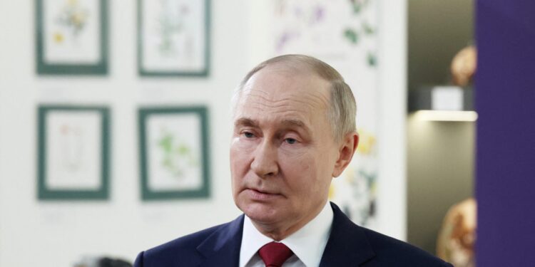 Poetin eist schriftelijke toewijding NAVO en dreigt met sancties