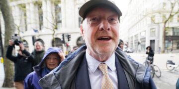 Sir Alan Bates bekritiseert Postkantoorregeling als ‘dwangbuis’ na ‘neem het of laat het’ aanbod