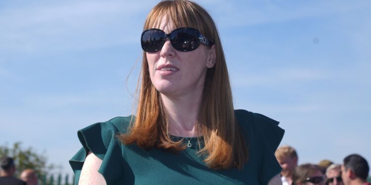 Rayner hoopt op update brandstofkosten binnen weken, wil nooit Labour-leider worden