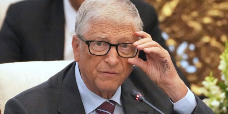 Bill Gates versnelt plan om fortuin weg te geven.