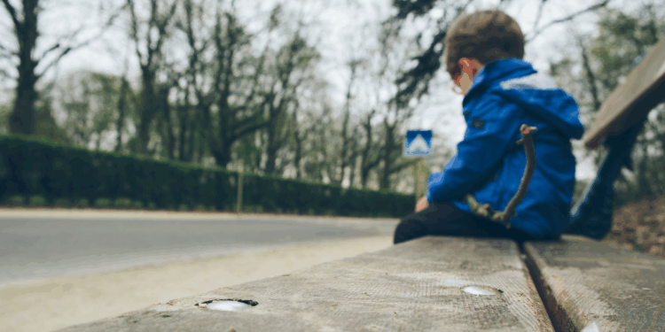 Overheid vertraagt aanpak kinderarmoede – duizenden in nood.