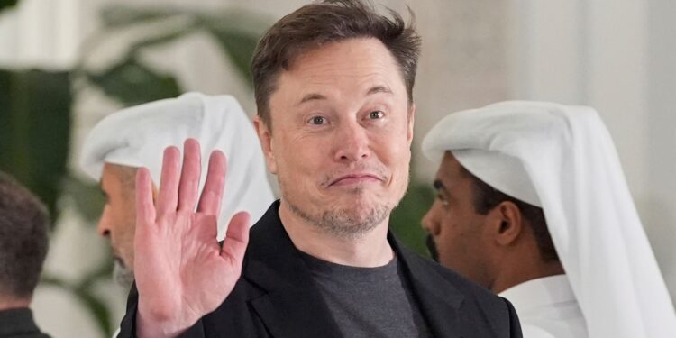 Elon Musk blijft CEO van Tesla en vermindert politieke uitgaven.