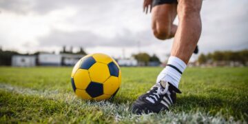 Voetbalorganisaties mogelijk verplicht tot bijdrage aan zorgkosten ex-spelers met hersenletsel