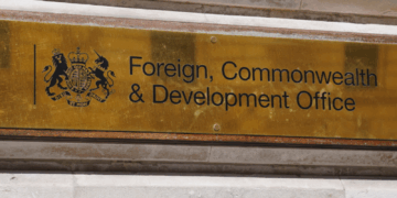 Iranese ambassadeur opgeroepen na arrestatie drie mannen onder Nationale Veiligheidswet.