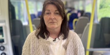 Voice-over artieste eist verwijdering van stem uit AI-aankondigingen ScotRail.