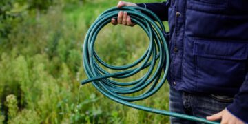 Droogte in Engeland dreigt waterrestricties en verbod op tuinslangen.