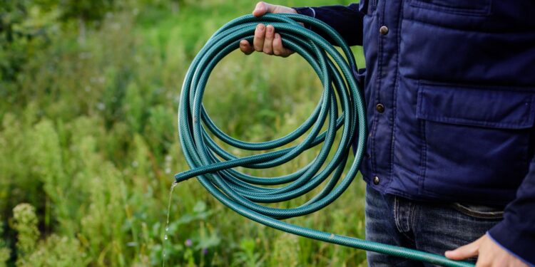 Droogte in Engeland dreigt waterrestricties en verbod op tuinslangen.