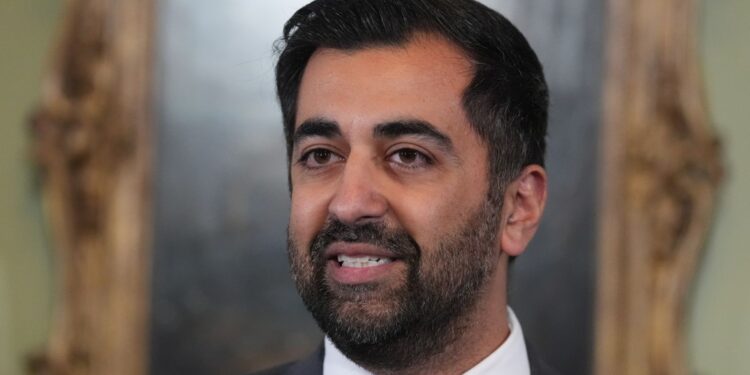 Humza Yousaf bekritiseert Starmer’s ‘hondfluit’ standpunt over immigratie