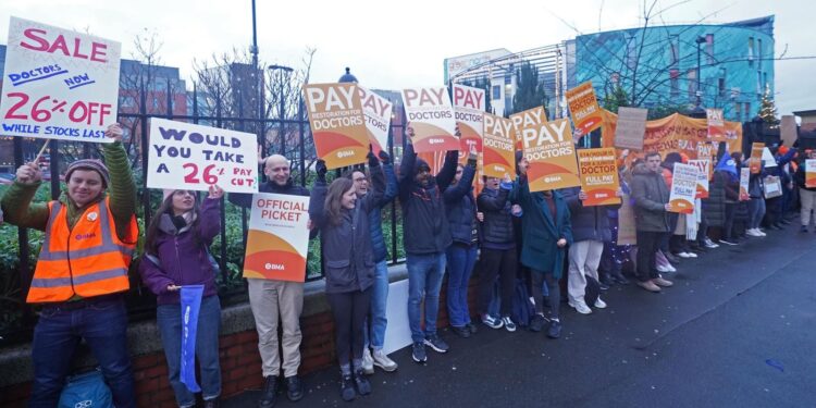 Artsen en leraren krijgen 4% salarisverhoging in Engeland en Wales