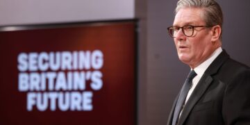 Starmer belooft afname migratie met ‘gecontroleerd, selectief en eerlijk’ systeem.