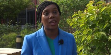 Tory-leider verontschuldigt zich bij raadsleden na grote verliezen bij lokale verkiezingen.