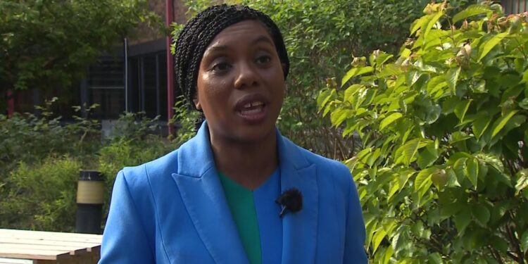 Tory-leider verontschuldigt zich bij raadsleden na grote verliezen bij lokale verkiezingen.