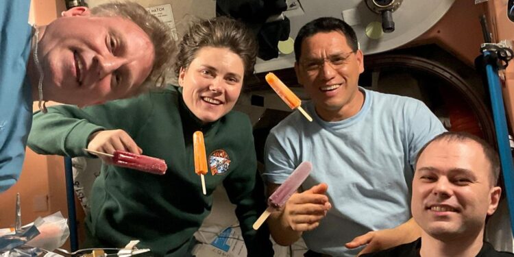 Astronauten eten experimenteel voedsel in de ruimte.