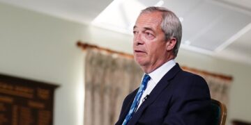 Farage streeft naar drie burgemeesterschappen en een MP-zetel, maar waarschuwt voor niet nakomen beloften.