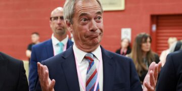 Farage viert overwinning in tussentijdse verkiezing met minimale marge