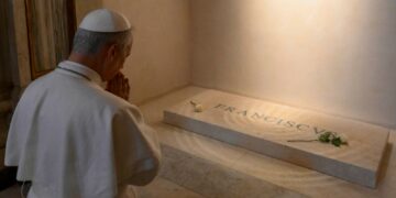 Paus bidt bij graf voorganger tijdens eerste uitje na verkiezing.