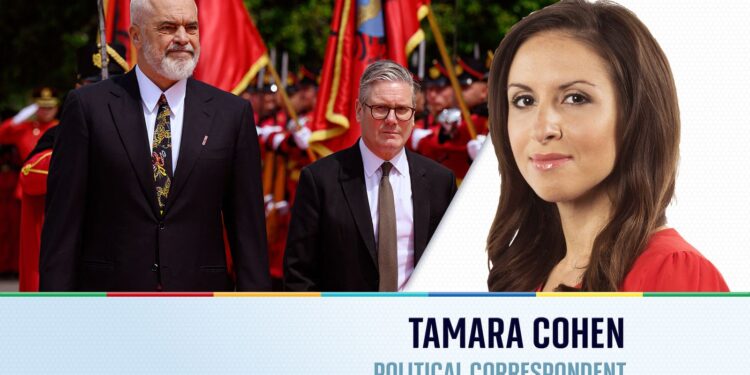 Starmer in verlegenheid door migrantenopvang hubs