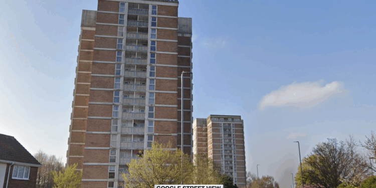 Honderden bewoners bedreigd met uitzetting door brandweerinspectie van Merseyside torenflats.