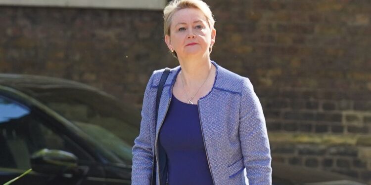 Strengere migratiecontrole: hervormingen onthuld door minister van Binnenlandse Zaken