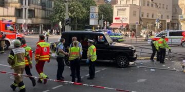 Auto rijdt in op menigte in Stuttgart – 3 gewonden.