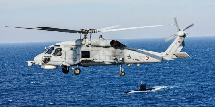 Zeevruchten in Turkije: Helikopter van gedwongen marine toetreedt