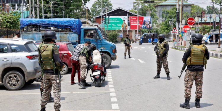 Spanningen tussen India en Pakistan escaleren: militaire operaties in gesprek